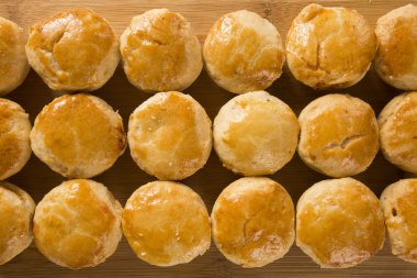 Brezilya aperatiflerine vurgu yap. Tavuklu turta.