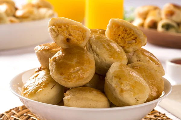 Snack brasileño Empada. pastel con pollo —  Fotos de Stock