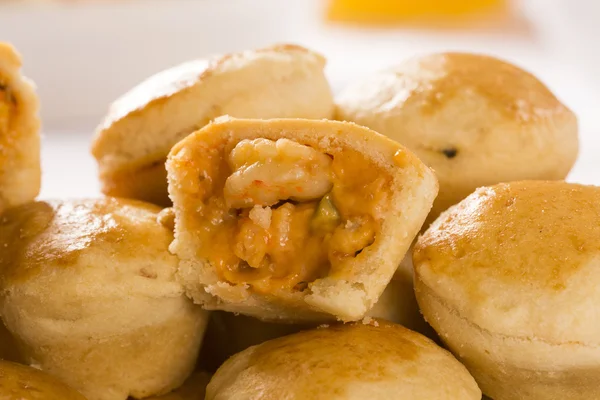 Empada brasilianischer Imbiss. Kuchen mit Garnelen — Stockfoto