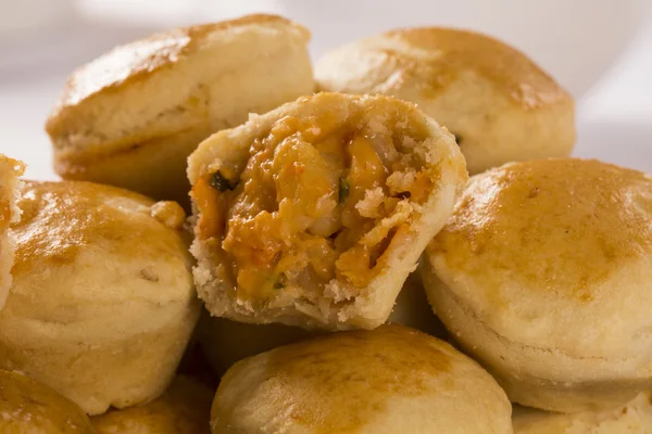 Lanche brasileiro vazio. torta com camarão — Fotografia de Stock