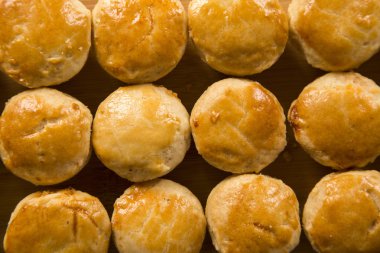 Brezilya aperatiflerine vurgu yap. Tavuklu turta.