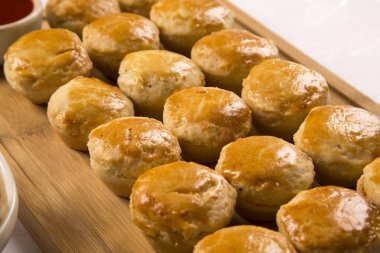 Brezilya aperatiflerine vurgu yap. Tavuklu turta.