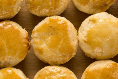 Brezilya aperatiflerine vurgu yap. Tavuklu turta.