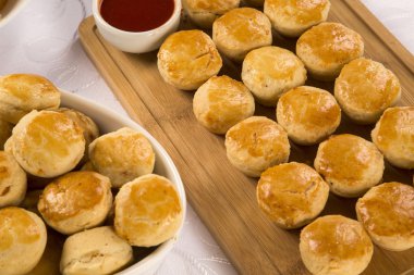 Brezilya aperatiflerine vurgu yap. Tavuklu turta.