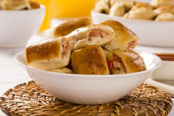 Snack brasileño. porción de bocadillos de queso y jamón . —  Fotos de Stock