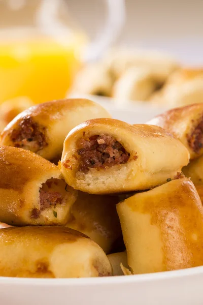 Um lanche brasileiro. Pepperoni lanches porção . — Fotografia de Stock