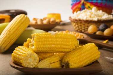 ev yapımı altın mısır mısır koçanı tereyağı ile görünümü kapatıp tuz t