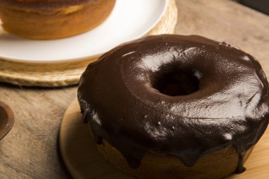 Süper çikolatalı kek çikolata sosu ile