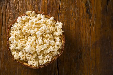 Taze patlamış mısır bir masanın üzerine yaptı. Pipoca