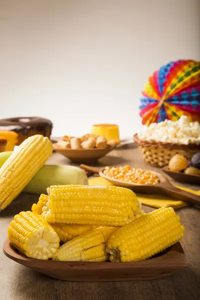 Cerrar vista sobre mazorca de maíz dorado casera con mantequilla y sal en t —  Fotos de Stock