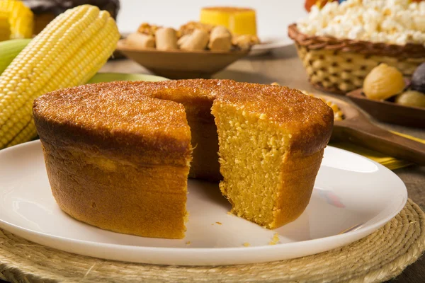 Pastel de maíz. Dulces brasileños tradicionales hechos de maíz . — Foto de Stock