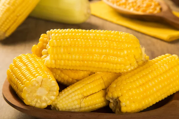 Close view on Homemade golden corn cob with butter and salt on t — Stock Photo, Image