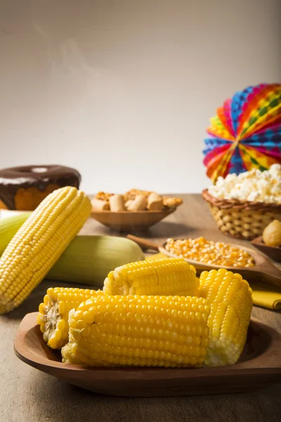 Cerrar vista sobre mazorca de maíz dorado casera con mantequilla y sal en t —  Fotos de Stock