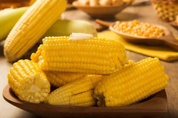 Close view on Homemade golden corn cob with butter and salt on t — Stock Photo, Image