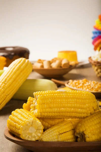 Close view on Homemade golden corn cob with butter and salt on t — Stock Photo, Image