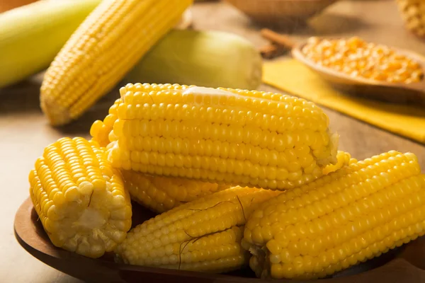 Close view on Homemade golden corn cob with butter and salt on t — Stock Photo, Image