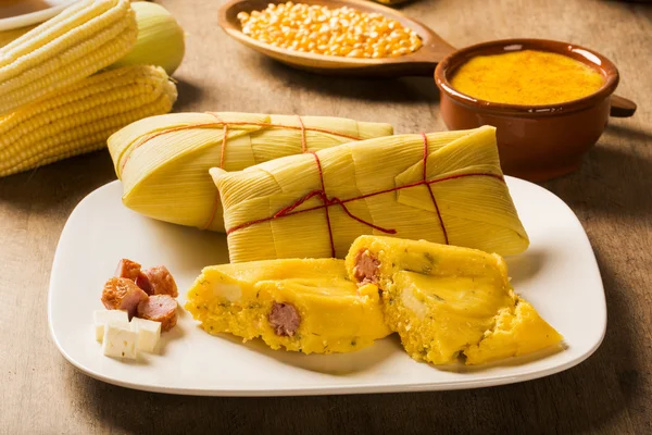 Pamonha salgada com salsicha e queijo - comida típica de co verde — Fotografia de Stock