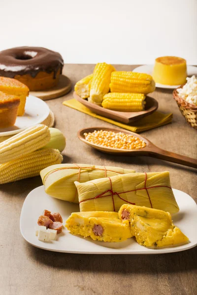 Pamonha salgada com salsicha e queijo - comida típica de co verde — Fotografia de Stock