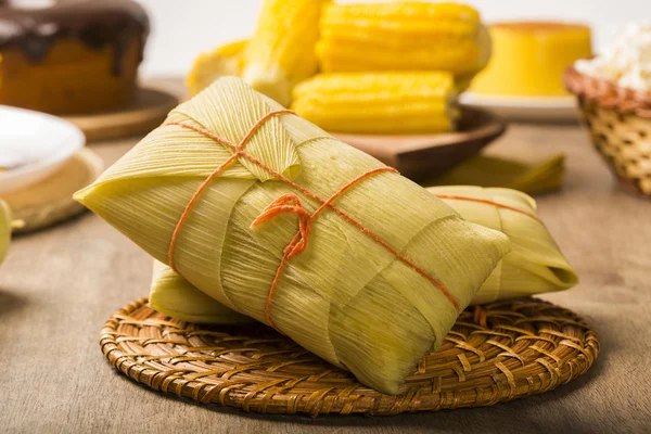 Pamonha és Curau kosár eladó - jellegzetes ételek a zöld kukorica - finom — Stock Fotó