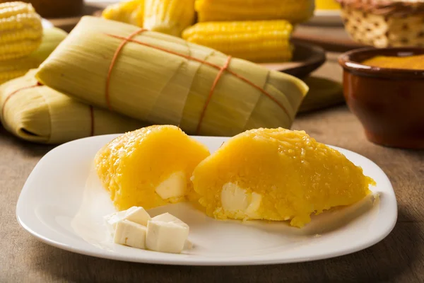 Pamonha con queso - comida típica de maíz verde - sabroso y che —  Fotos de Stock