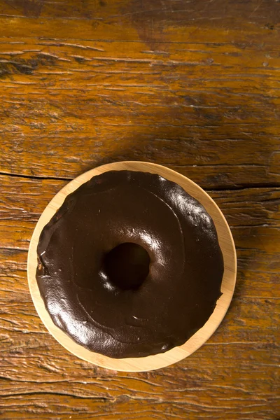 Bolo de chocolate super com molho de chocolate — Fotografia de Stock