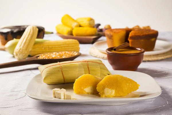 Peynir - yeşil Mısır geleneksel yemekler - lezzetli ve che ile Pamonha