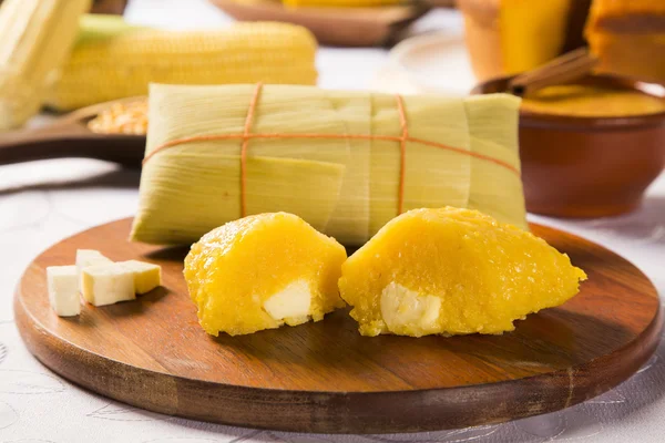 Pamonha com queijo - comida típica de milho verde - saboroso e che — Fotografia de Stock