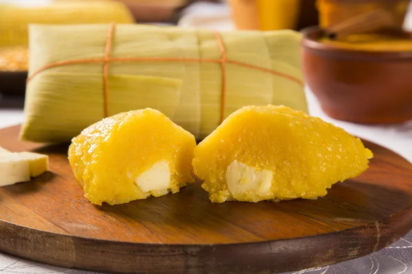 Pamonha con queso - comida típica de maíz verde - sabroso y che —  Fotos de Stock