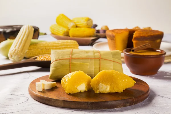 Pamonha sajttal - jellegzetes ételek a zöld kukorica - ízletes és che — Stock Fotó