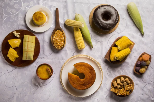 Pamonha і Curau кошик продаж - типові харчування кукурудзи - смачно — стокове фото