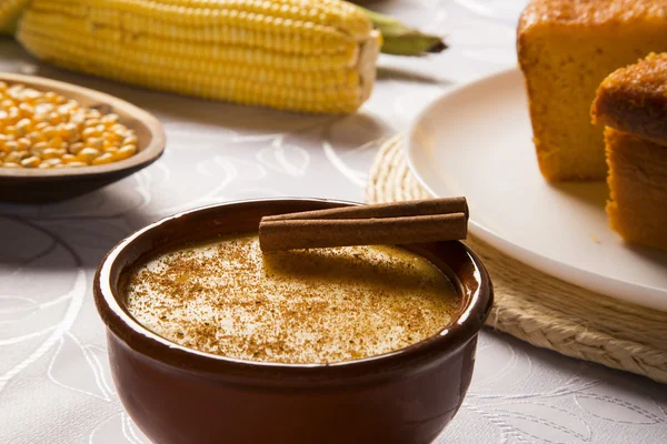Curau - typische gerechten van green corn - lekker en goedkoop - typi maïs — Stockfoto