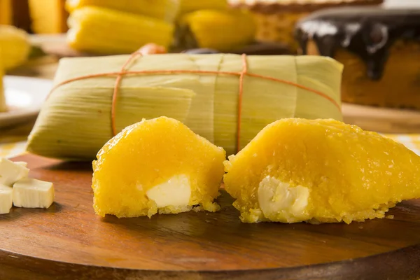 Pamonha com queijo - comida típica de milho verde - saboroso e che — Fotografia de Stock