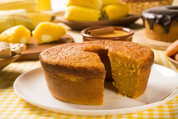 Pastel de maíz. Dulces brasileños tradicionales hechos de maíz . — Foto de Stock