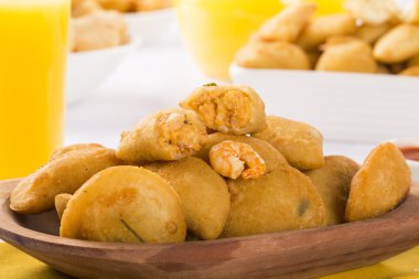 Köfte - karides köfte servis masada biber soslu.