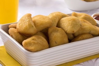 Köfte - peynir köfte servis masada biber soslu.