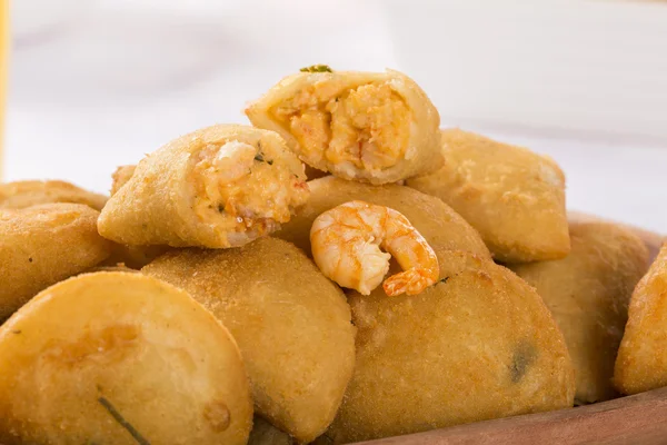 Rissole - rissole de camarão servido com molho de pimenta na mesa . — Fotografia de Stock