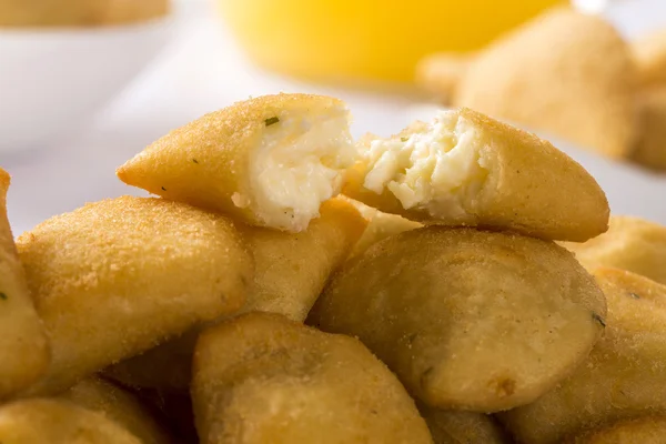 Rissole - rissole de queijo servido com molho de pimenta na mesa . — Fotografia de Stock