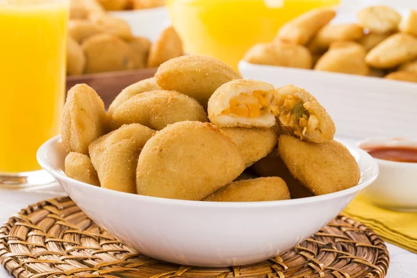 Rissole - rissole Palmetto servido com molho de pimenta na mesa . — Fotografia de Stock