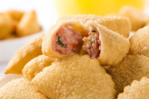 Um lanche brasileiro. Massa de presunto e queijo . — Fotografia de Stock