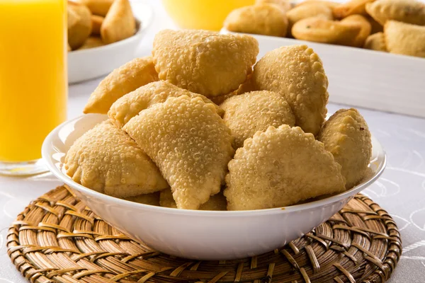 Um lanche brasileiro. Massa de presunto e queijo . — Fotografia de Stock