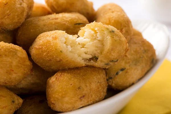 Pedaços de bacalhau salgado, bunuelos de bacalao — Fotografia de Stock