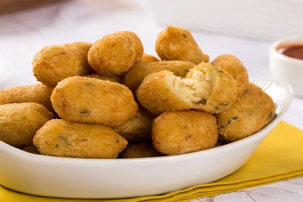 Pedaços de bacalhau salgado, bunuelos de bacalao — Fotografia de Stock