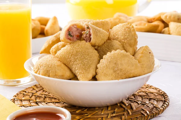 Um lanche brasileiro. Massa de presunto e queijo . — Fotografia de Stock