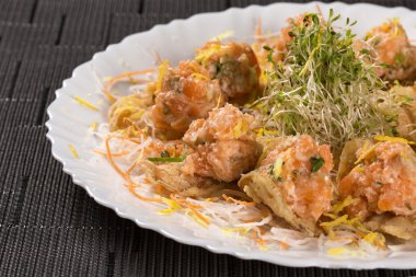 somon balığı ile Japon mayonese bir apetizer görev yaptı.