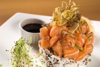 Dilimleri Çiğ somon salatası plaka kapalı