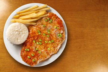 Parmegiana yemek. Ahşap arka plan.