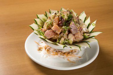 Chirashi suşi karışık çiğ balık ve somon ile kase