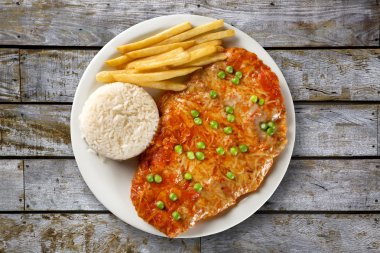 Parmegiana yemek. Ahşap arka plan.