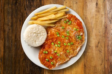 Parmegiana yemek. Ahşap arka plan