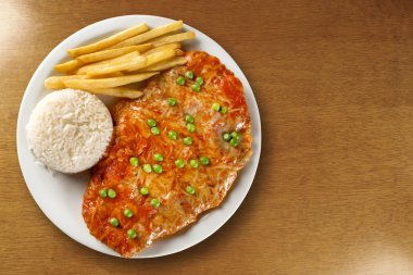 Parmegiana yemek. Ahşap arka plan.